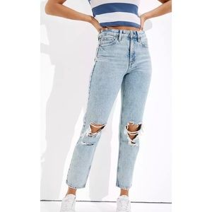 AE Ripped Distressed Hi-Waisted Straight Mom Jean Size 6